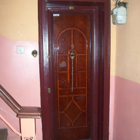 Fatih Hayalperest Sokakta Kiralik Daire Apartment *